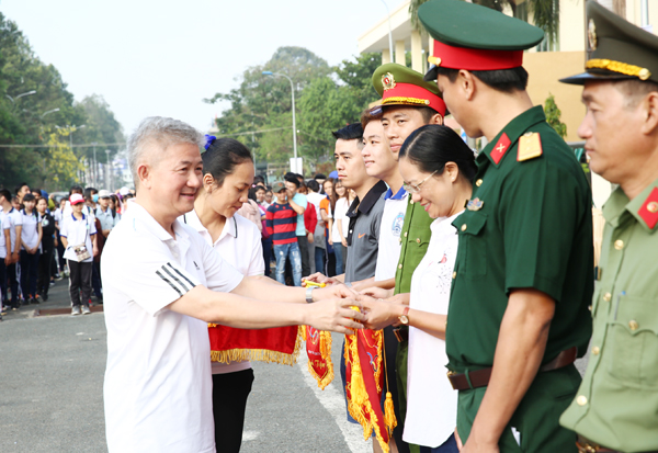 Ông-Lê-Kim-Bằng,-TUV,-Giám-đốc-Sở-VHTTDL-trao-cờ-lưu-niệm-cho-các-khối-vận-động-viên-tham-gia-ngày-chạy-(2).jpg
