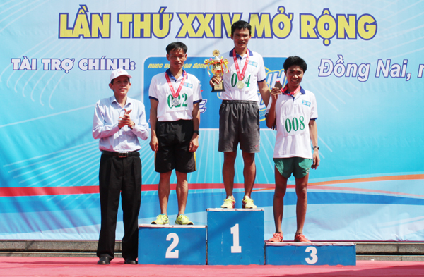 Giám-đốc-Đài-PTTH-Đồng-Nai-Trần-Nam-Đông-trao-giải-cá-nhân-nam-thanh-niên-7km-1.jpg