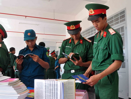 Chiến sĩ tìm hiểu sách tại ngày hội.jpg