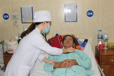 Bác sĩ đang thăm khám cho bệnh nhân Phan Văn H. tại Bệnh viện đa khoa Đồng Nai. .jpg