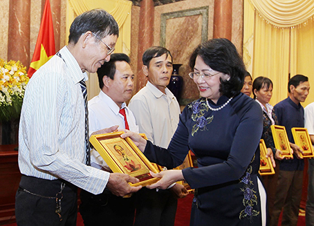 Phó Chủ tịch nước Đặng Thị Ngọc Thịnh tặng ảnh Chủ tịch Hồ Chí Minh và quà cho các đại biểu - Ảnh TTXVN.jpg
