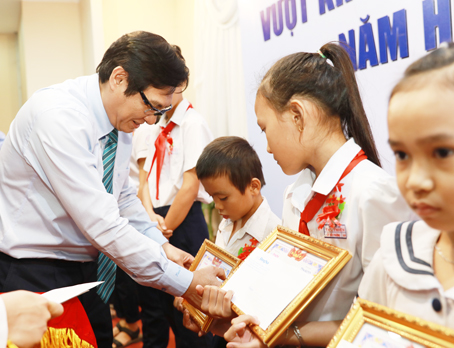 10 Phó chủ tịch HĐND tỉnh Nguyễn Sơn Hùng trao tặng học bổng cho các em học sinh (2).jpg