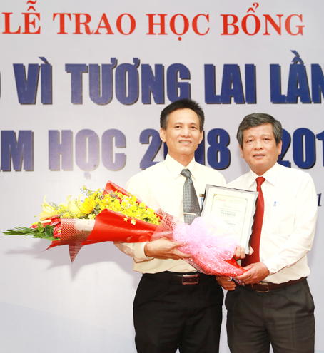 10 Tổng biên tập Báo Đồng Nai Nguyễn Tôn Hoàn tặng hoa tri ân đại diện nhà tài trợ Công ty cổ phần ô tô Trường Hải (4).jpg