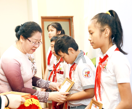 Giám đốc Sở GD-ĐT Huỳnh Lệ Giang trao học bổng cho các em học sinh (8).jpg