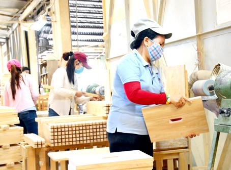 Sản xuất đồ gỗ xuất khẩu tại Công ty cổ phần Nhất Nam tại KCN Biên Hòa 1 - Ảnh VÂN NAM.jpg