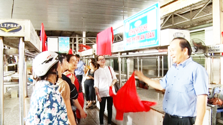 anh 7 thay_Gắn biển các điểm kinh doanh thực phẩm an toàn tại chợ Dầu Giây.jpg