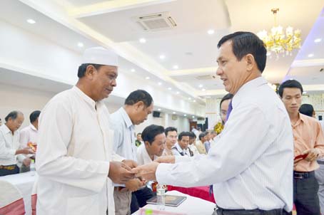 4d_Thường trực Tỉnh ủy tặng quà cho người có uy tín (4).jpg