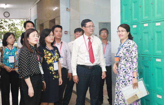 THứ-trưởng-Bộ-GD-ĐT-Nguyễn-Văn-Phúc-(áo-trắng)-kiểm-tra--thực-tế-tại-Hội-đồng-thi-trường-TH-THCS-THPT-Lê-Quý-Đôn-(6).jpg