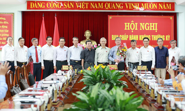 Các-đồng-chí-Ủy-viên-Ban-thường-vụ-Tỉnh-ủy-chụp-hình-lưu-niệm-với-đồng-chí-Đinh-Quốc-Thái.jpg