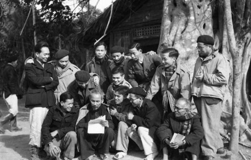 Chủ-tịch-Hồ-Chí-Minh-trò-chuyện-với-đại-biểu-dự-Đại-hội-Đảng-toàn-quốc-lần-thứ-II-(tháng-2-1951).-(Ảnh-tư-liệu-TTXVN).jpg