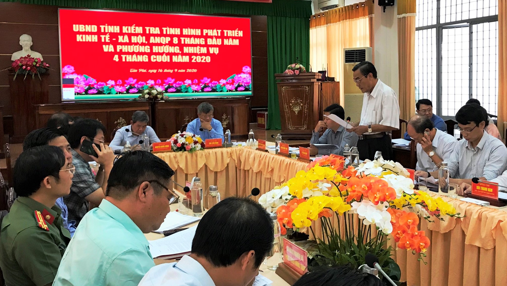 Chủ tịch UBND huyện Tân Phú Võ Tuấn Dũng trình bày báo cáo và xin một số chủ trương với đoàn công tác của tỉnh.jpg