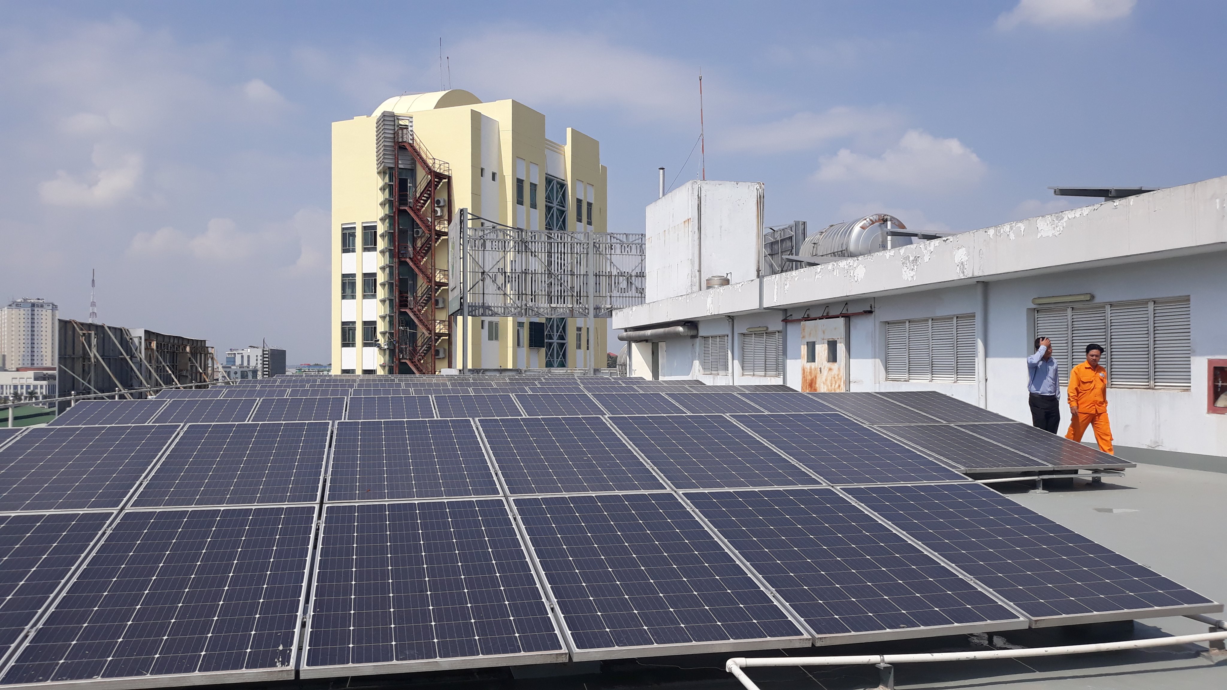 27.10-Gỡ vướng cho doanh nghiệp đầu tư điện mặt trời.jpg