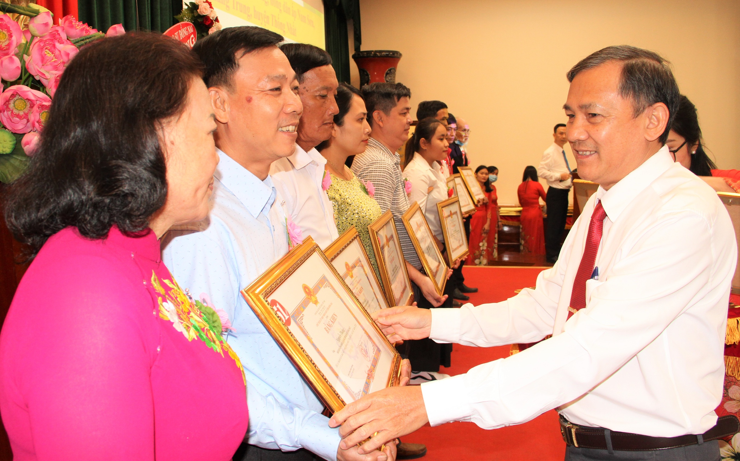 5.12- H2 tuyên dương.jpg