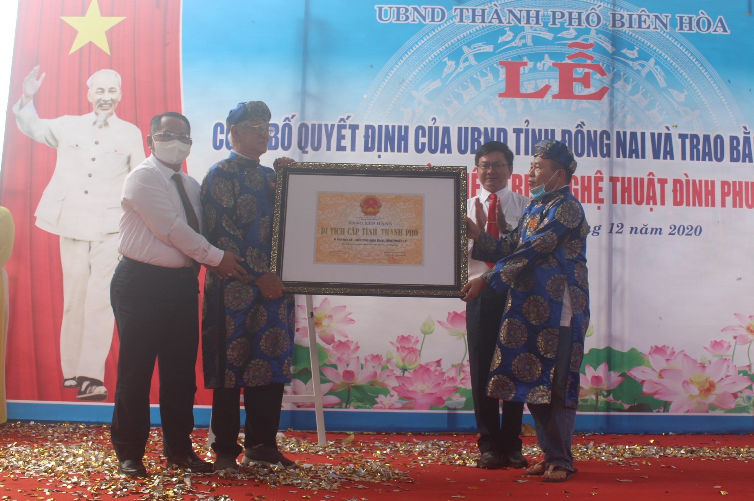 30.12-H1 Tin trao bằng.jpg