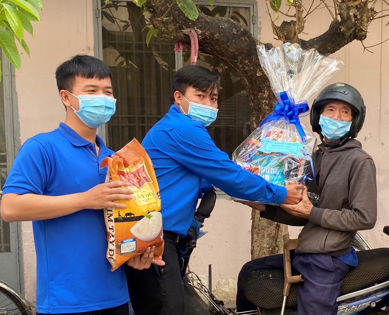 12.3-H2 Bài 3 Làm từ thiện không quên phòng dịch bệnh.jpg