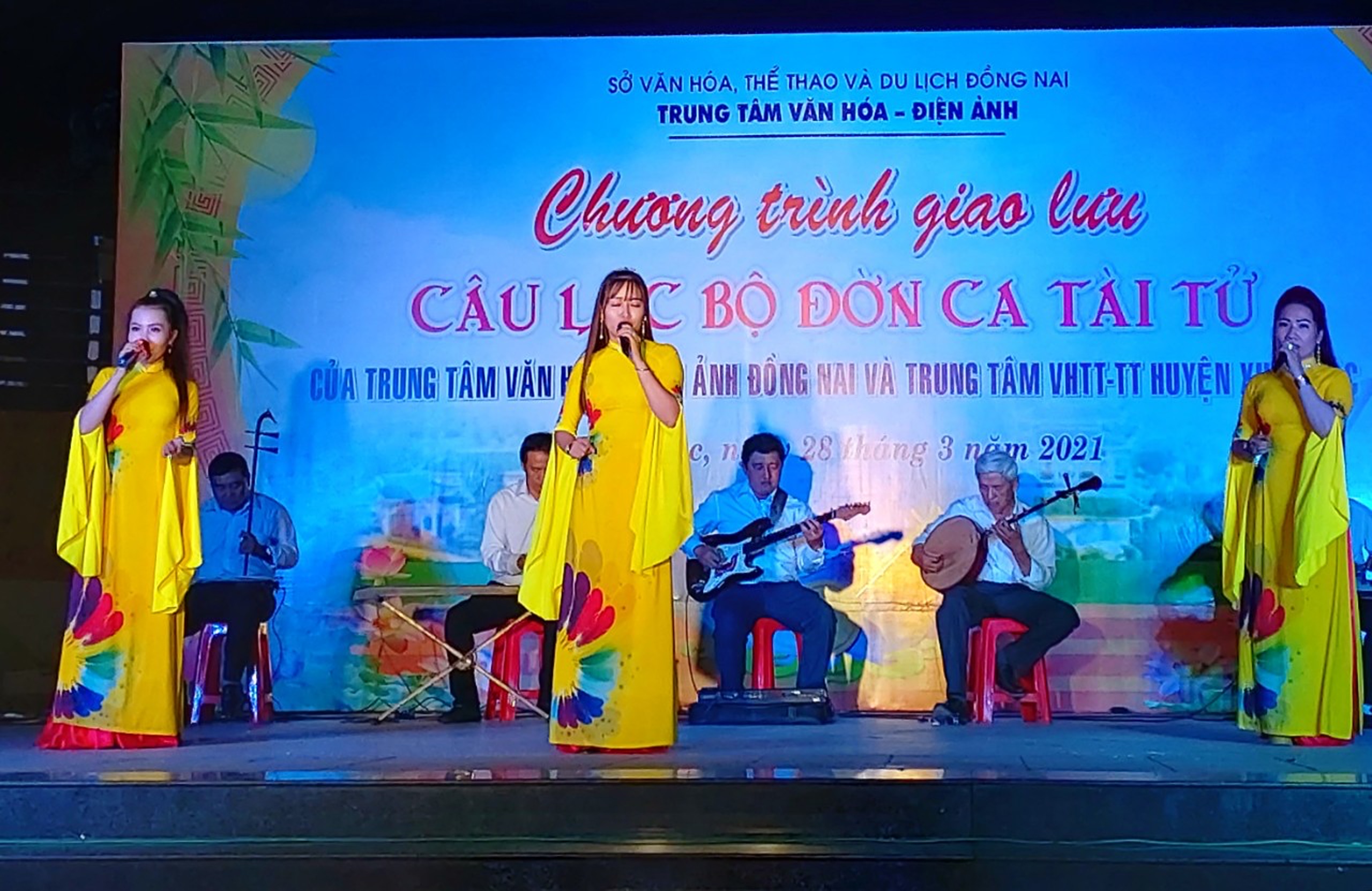 9.4-H2 Đờn ca.jpg