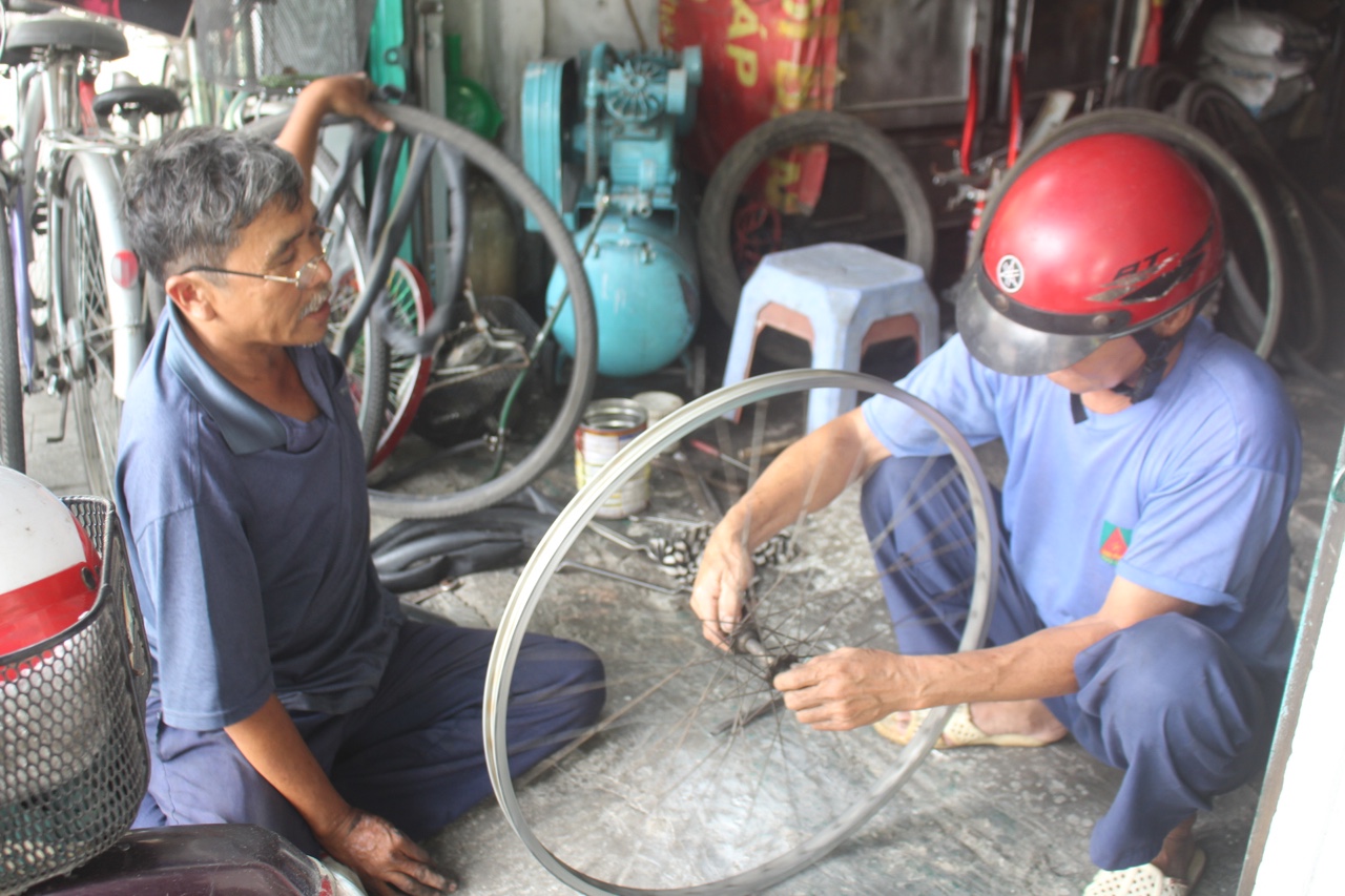 13.4-H2 bài sửa xe.jpg