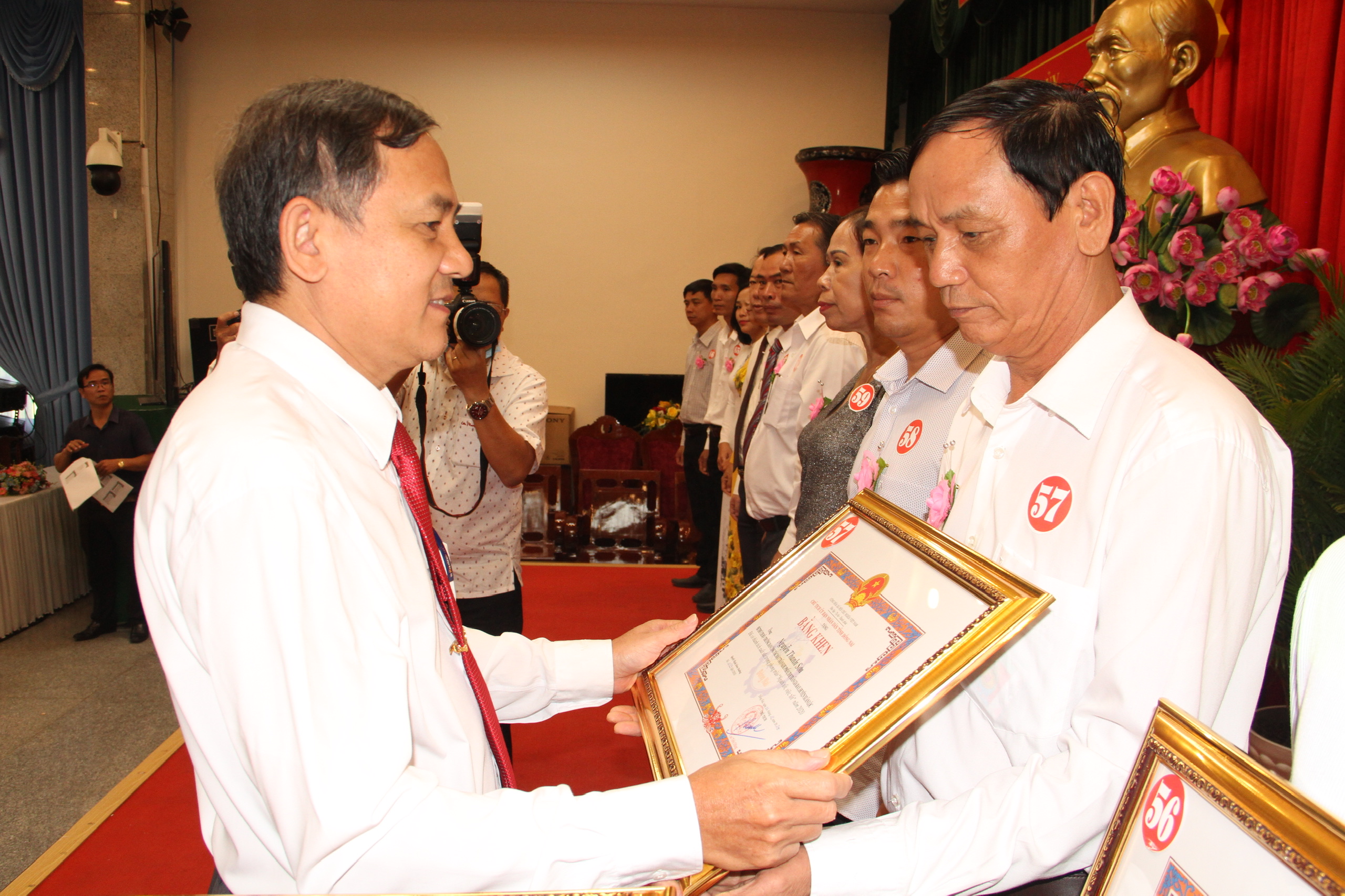 19.4-Chủ tịch hội tích cực trợ giúp nạn nhân da cam.jpg