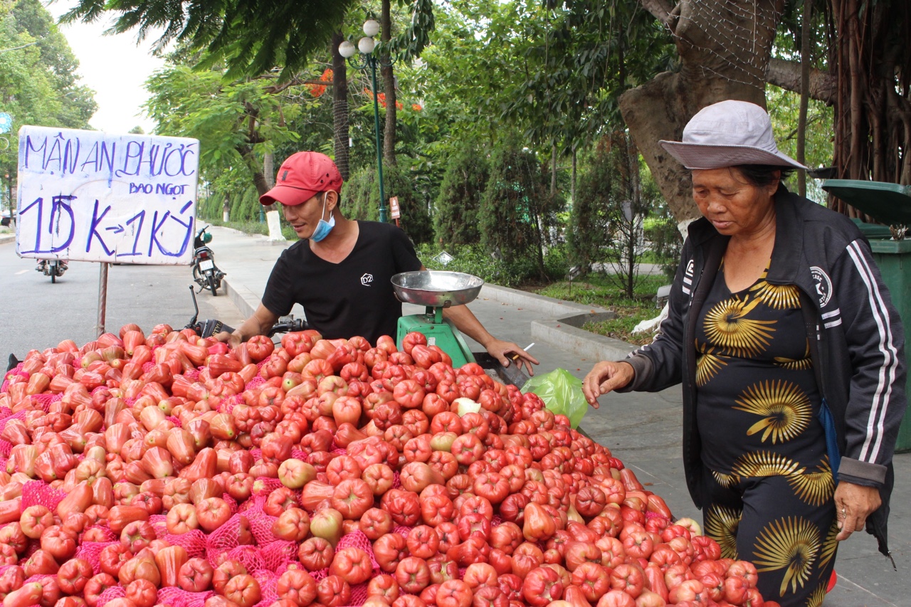 22.4-H Thị trường trái cây hè hàng nội đắt khách.jpg