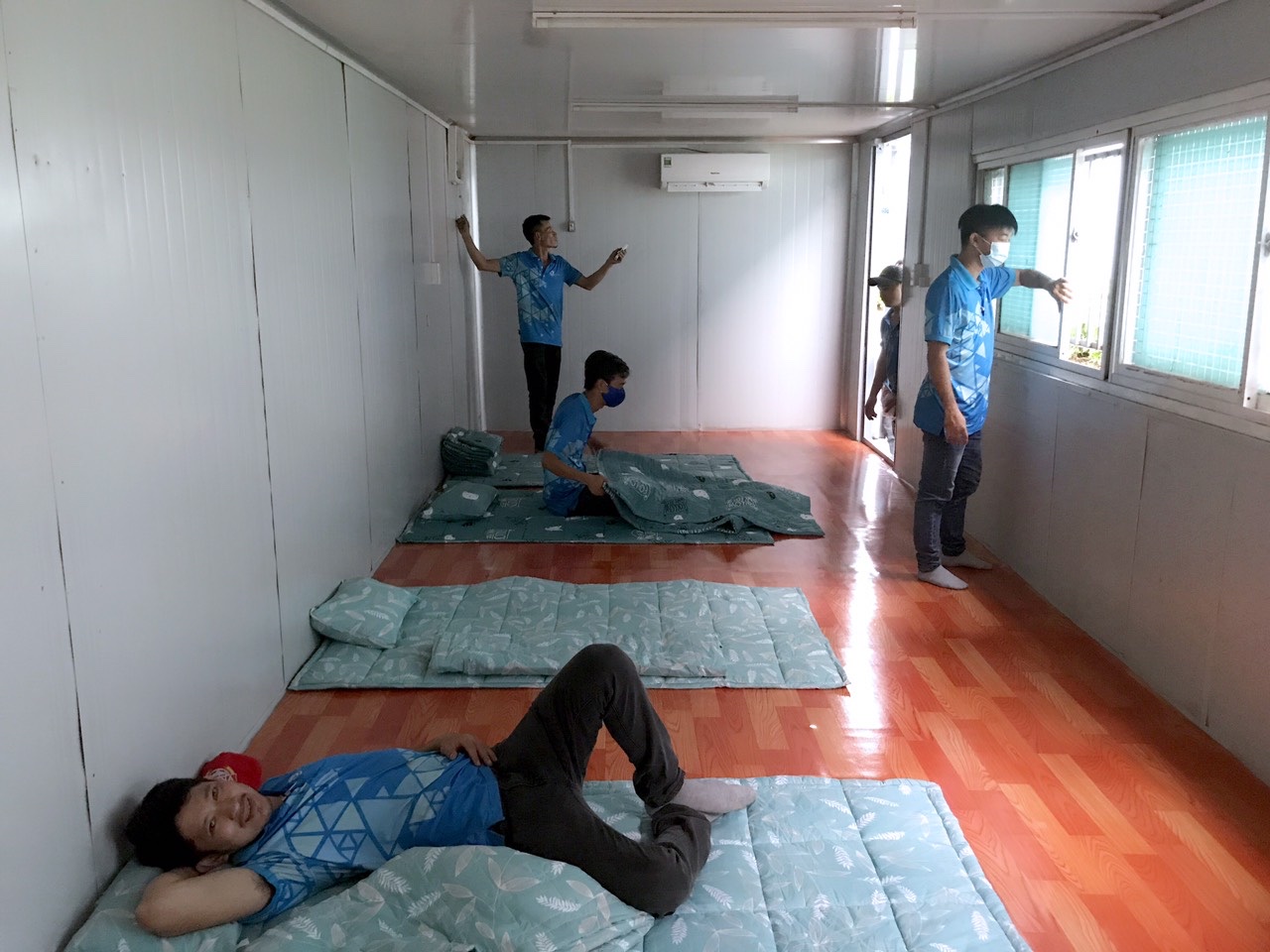 22.6-Lắp 6 container văn phòng cho công nhân tạm lưu trú tại công ty 2.jpg