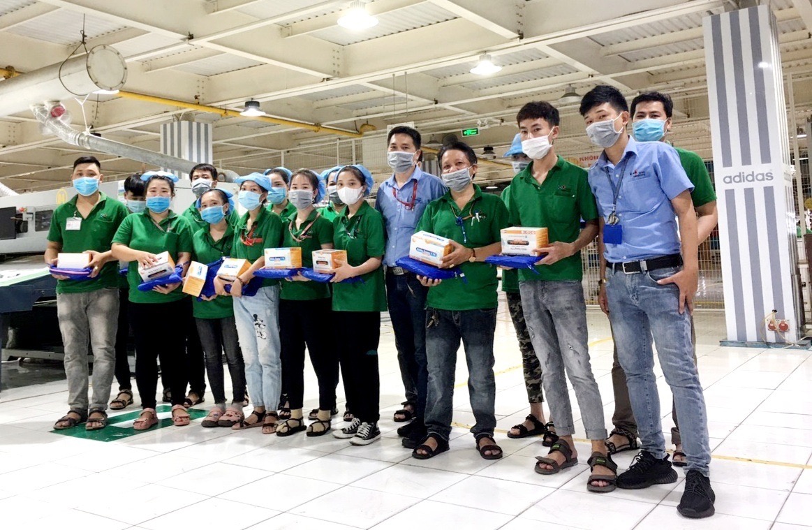 23.6-Công đoàn tặng 15 ngàn hộp khẩu trang cho công nhân.jpg
