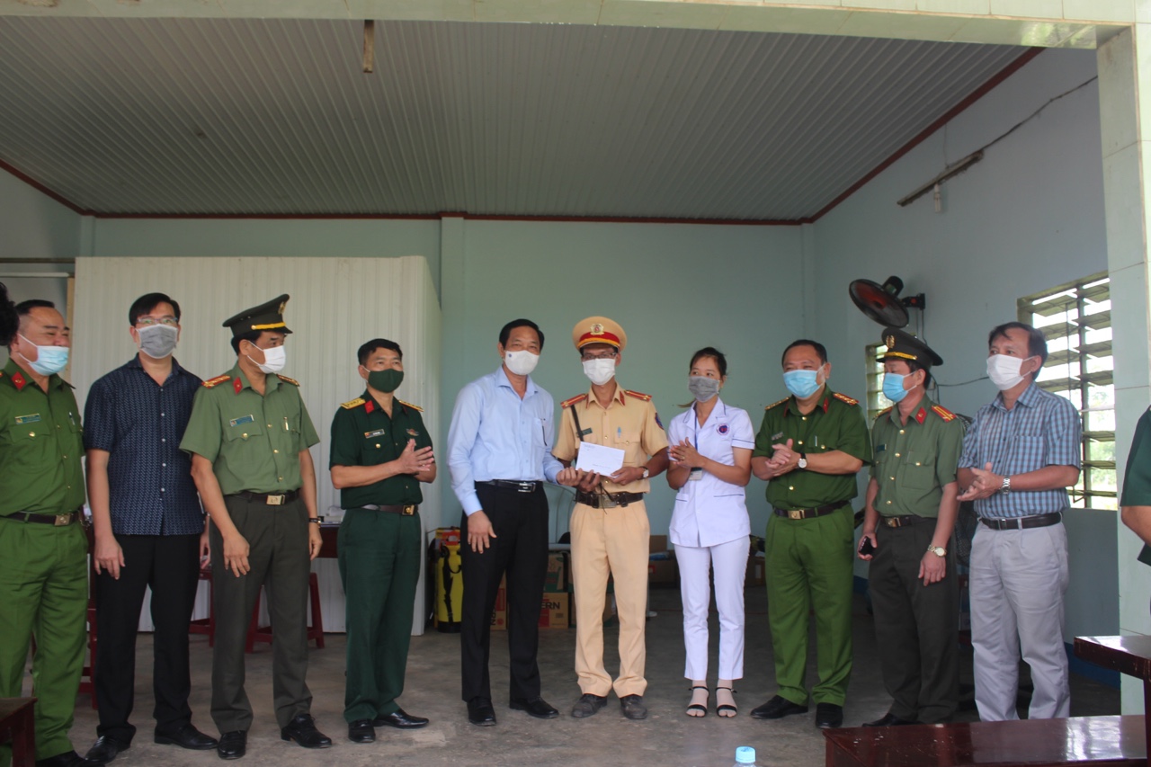 23.6-Kiểm tra và động viên lực lượng đang làm nhiệm vụ tại các chốt kiểm soát dịch bệnh Covid-19-2.jpg