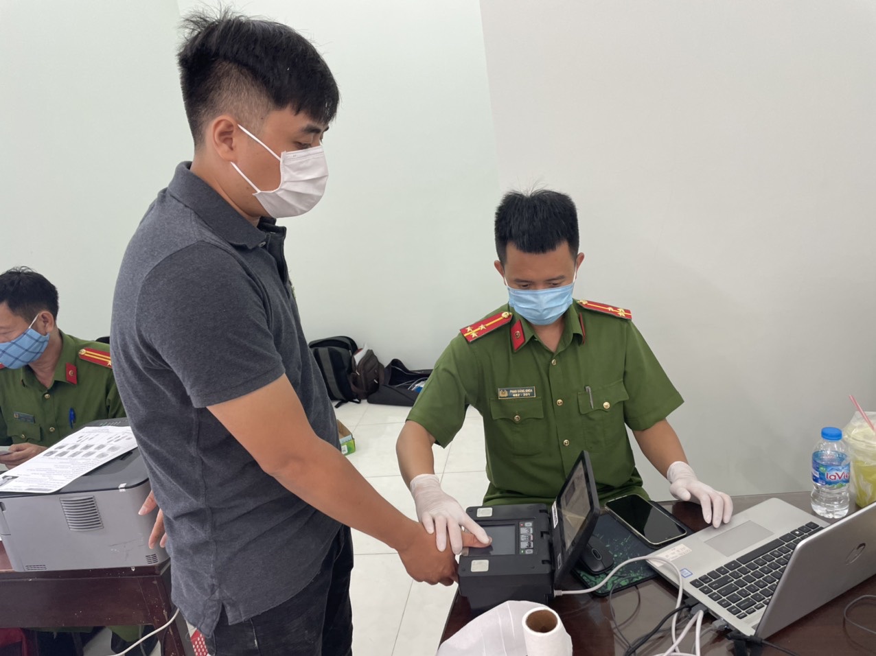 12.7 Có thu hồi sổ hộ khẩu, sổ tạm trú.jpg