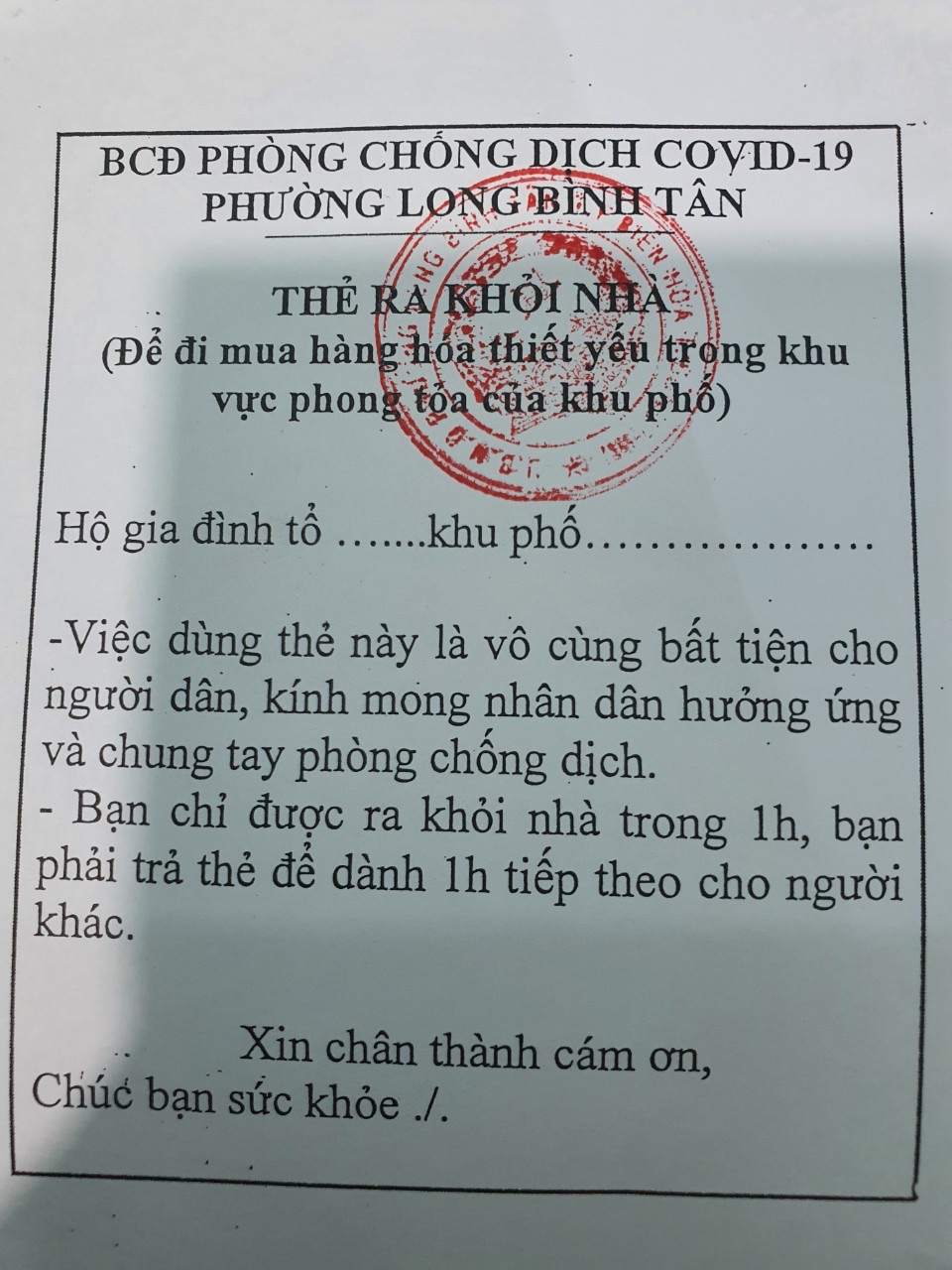 3.8 Phát “phiếu ra ngoài mua nhu yếu phẩm” cho người dân-2.jpg