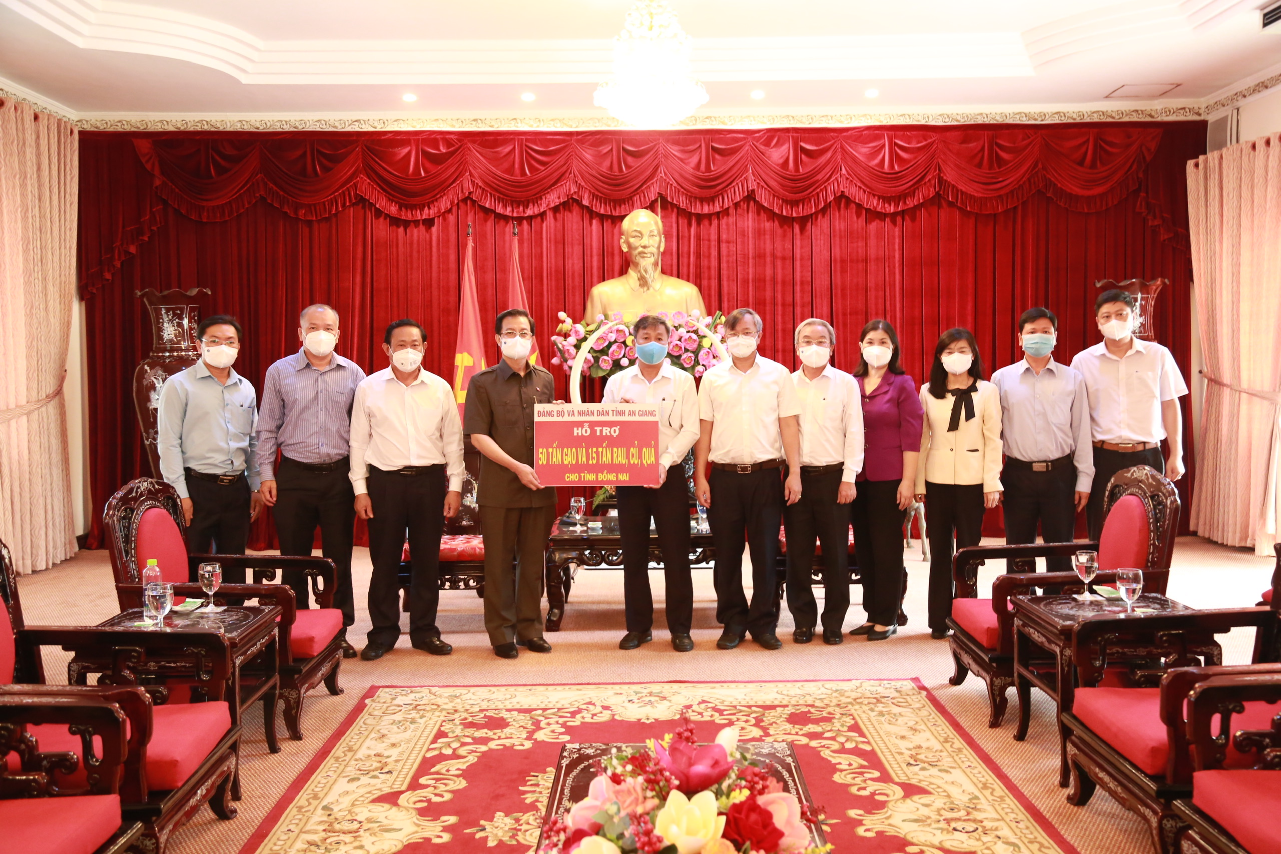 8.8-An Giang tặng Đồng Nai 65 tấn gạo.jpg