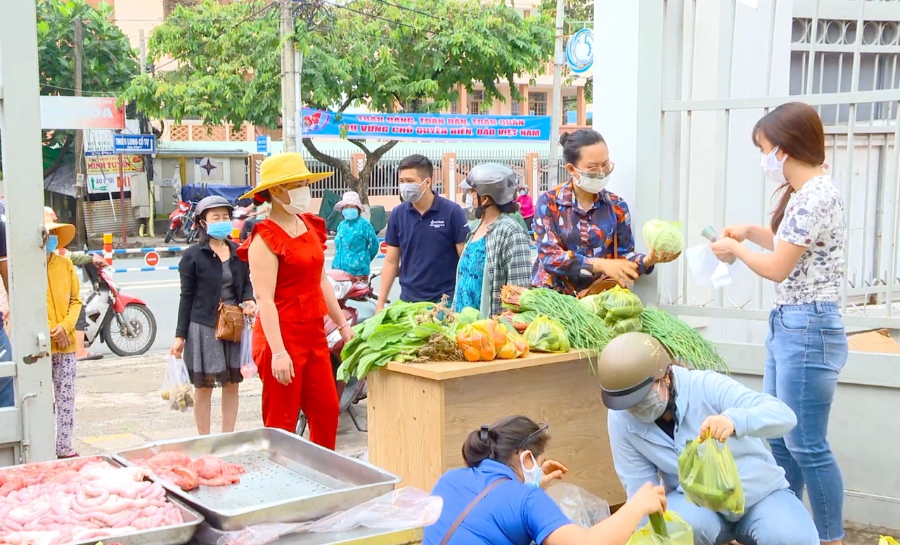 13.8.21- h1 Mở điểm bán bình ổn giá phục vụ nhân dân.jpg