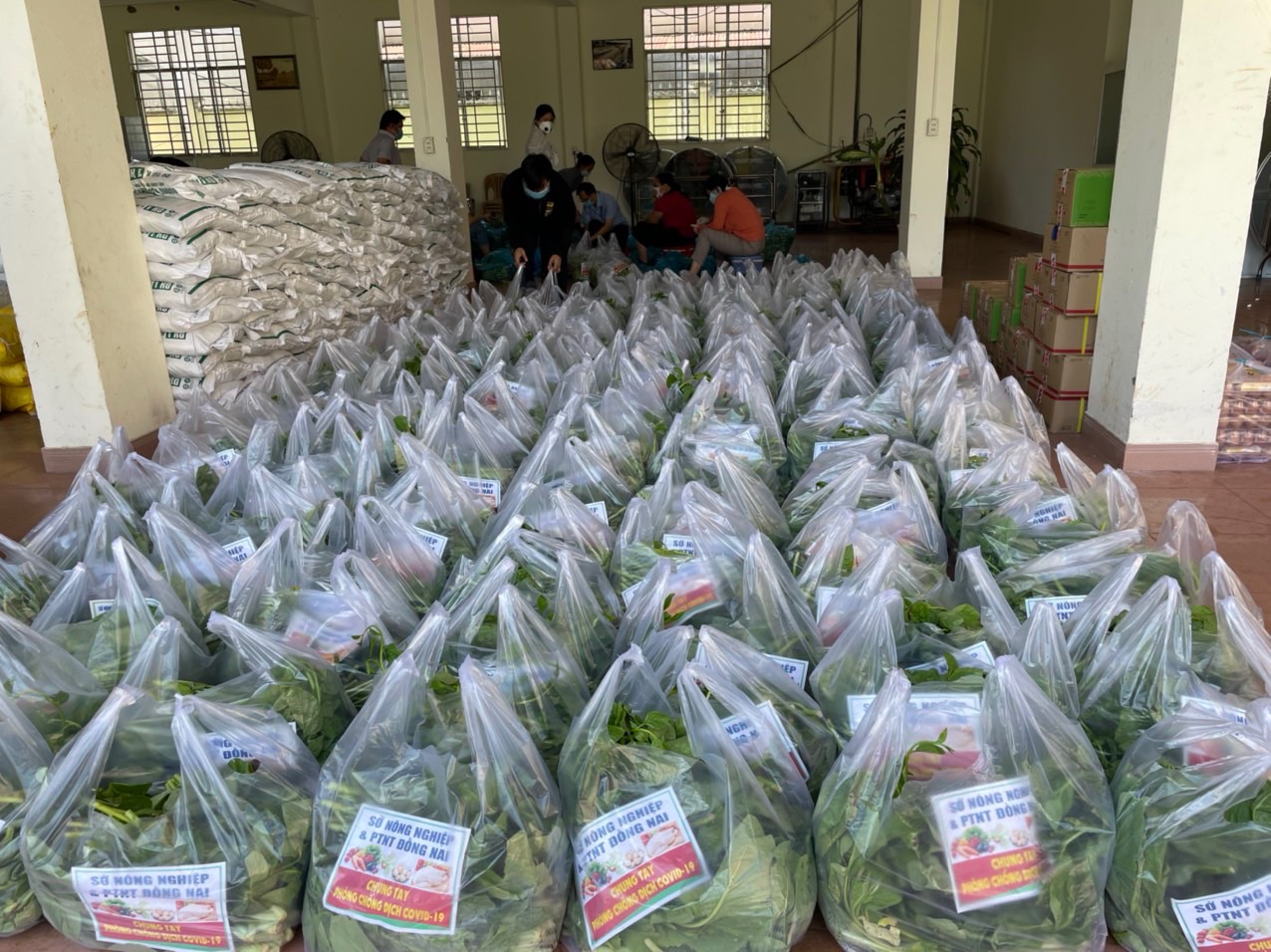 18.8-Hỗ trợ cho hàng trăm hộ dân khó khăn ở phường Bình Đa.jpg