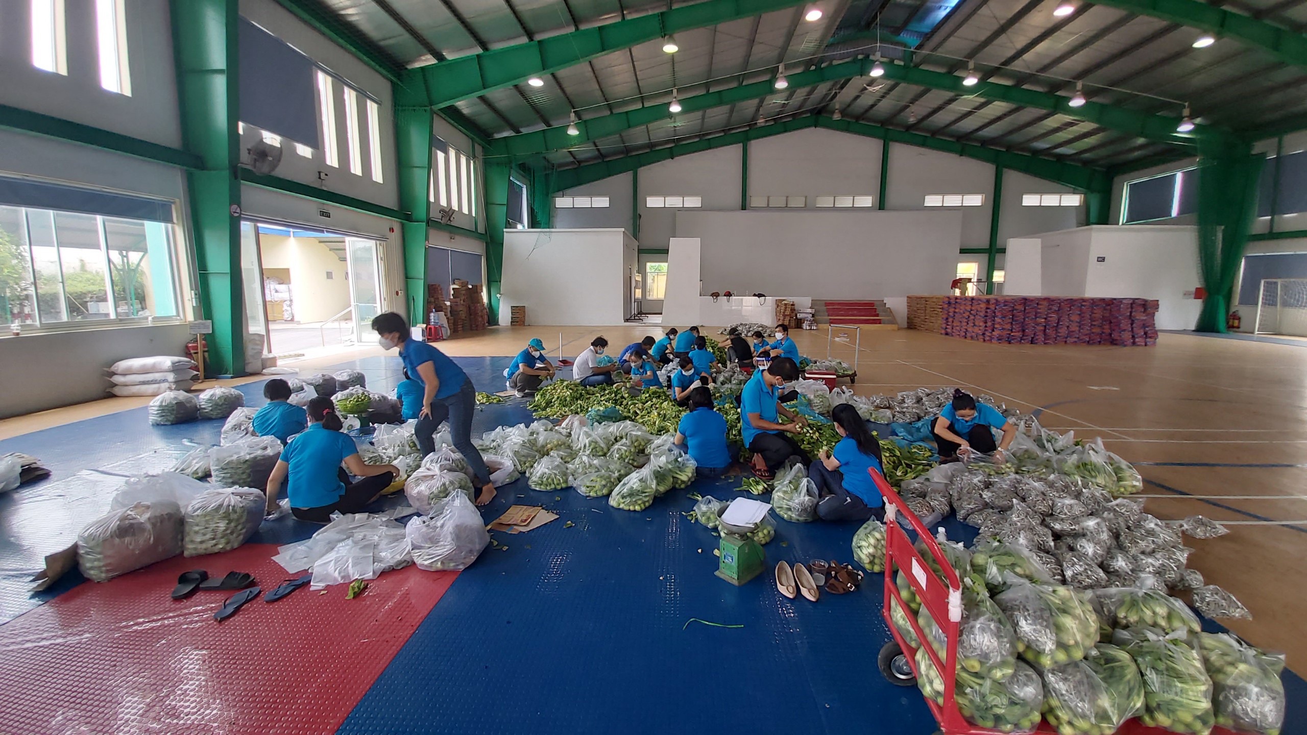 5.1-26-8-2021-tan soạn hàng hoá để tặng cho công nhân lao động.jpg?t=1753850341