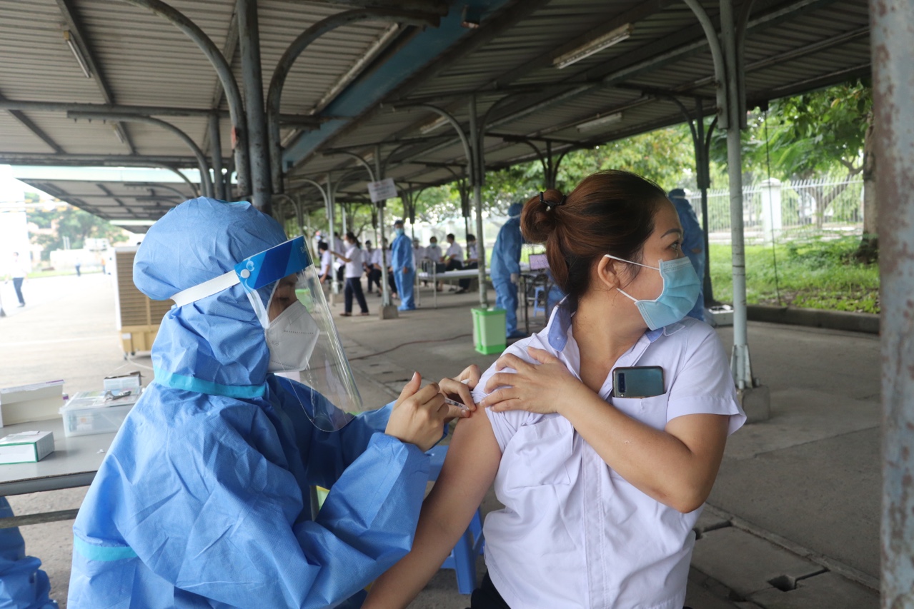 29.8-Tiêm vaccine đồng loạt cho lao động DN.jpg