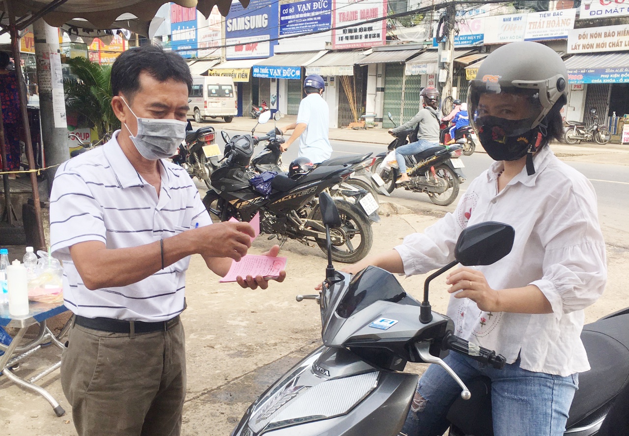 30.8-Các chợ đang hoạt động đẩy mạnh các biện pháp phòng chống dịch.jpg