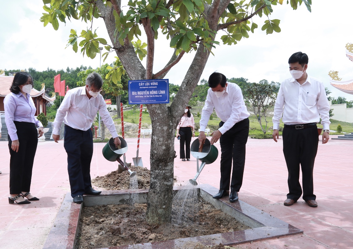 1.13 3-9-2021-tan trồng cây lưu niệm.jpg?t=1753850341