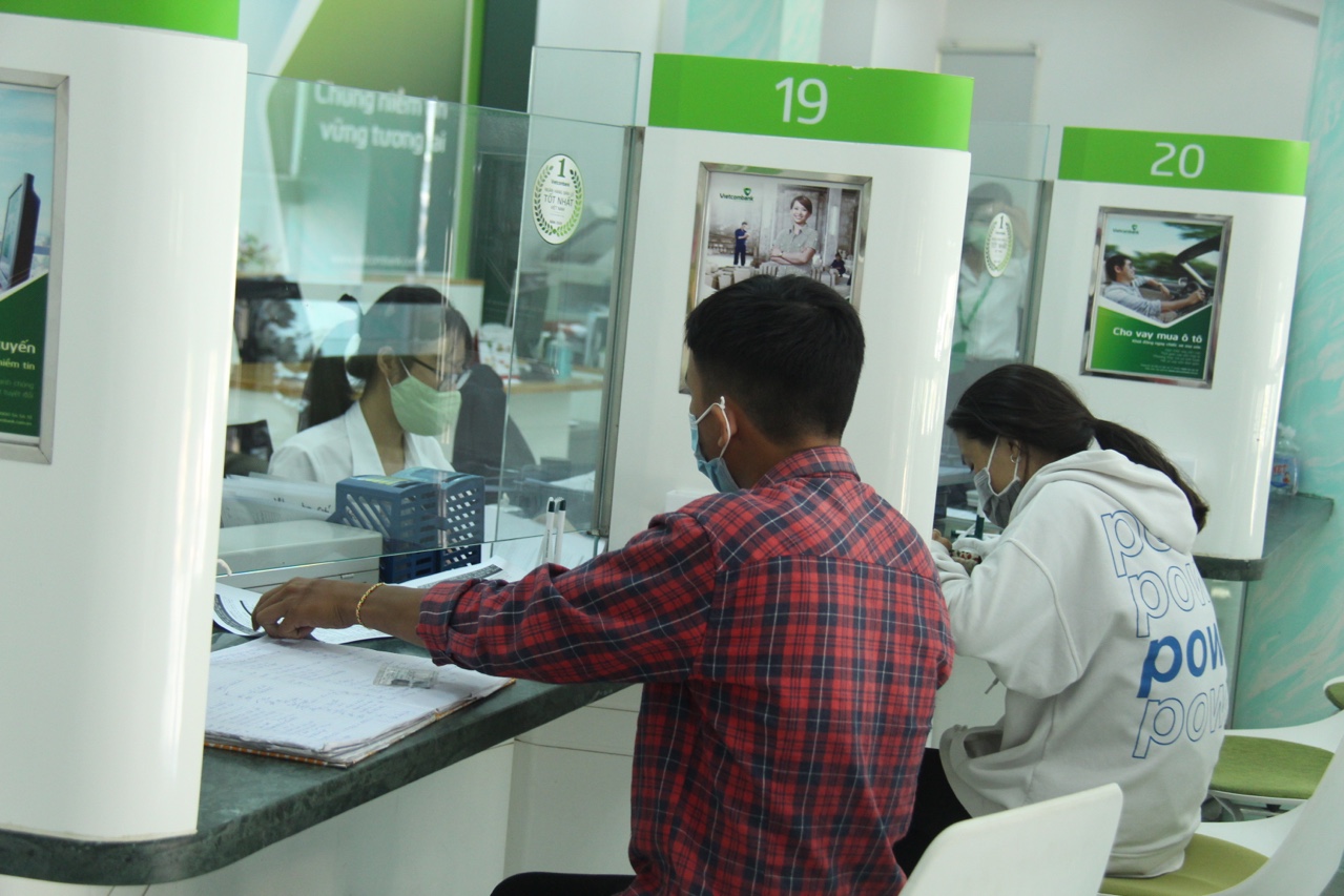 4.1 6-9-2021-tan Khách hàng đến giao dịch tại một ngân hàng thương mại cổ phần ở TP.Biên Hòa.jpg?t=1752814360
