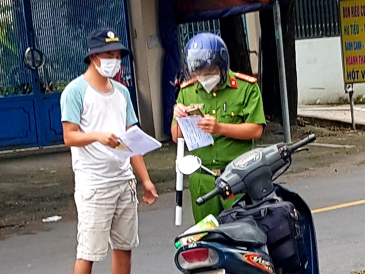 kiem soat giấy đi đường200921.jpg