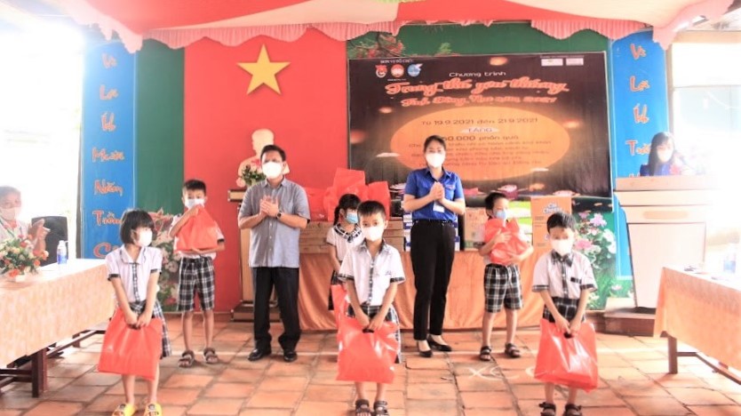 Nestlé Việt Nam phối hợp Tỉnh Đoàn Đồng Nai tổ chức chương trình Trung thu cho trẻ em hoàn cảnh khó khăn. (1).jpg