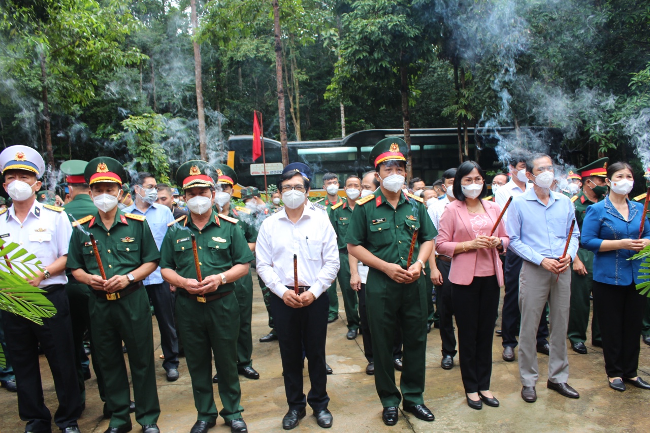 16.10-Tri ân, khen thưởng các đơn vị quân đội đến hỗ trợ chống dịch Covid-19 H1.jpg