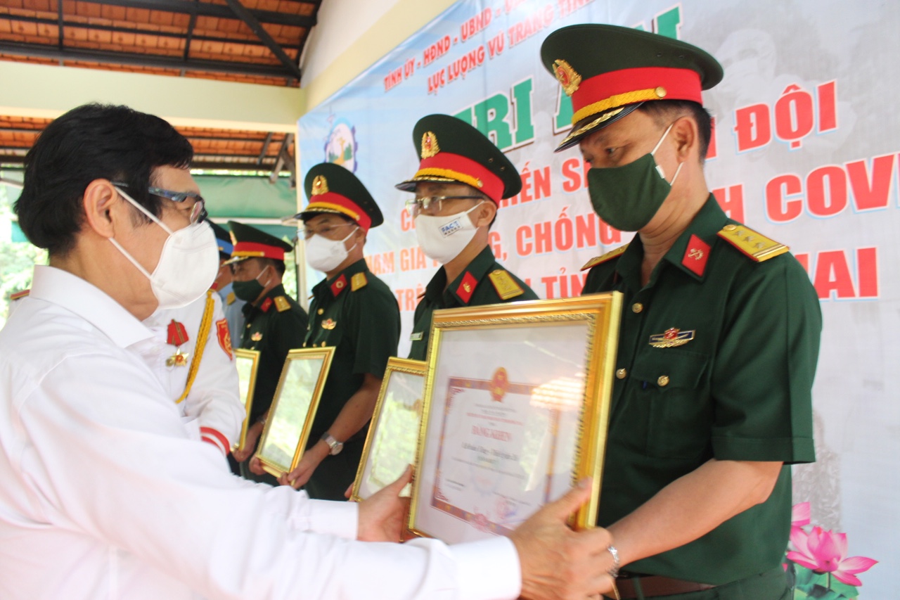 16.10-Tri ân, khen thưởng các đơn vị quân đội đến hỗ trợ chống dịch Covid-19 H2.jpg