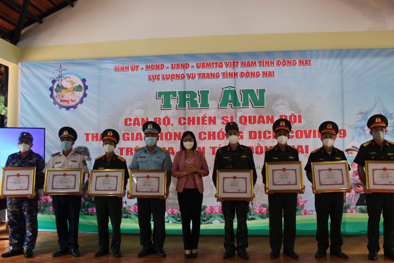 16.10-Tri ân, khen thưởng các đơn vị quân đội đến hỗ trợ chống dịch Covid-19 H3.jpg