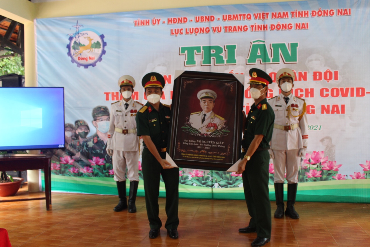 16.10-Tri ân, khen thưởng các đơn vị quân đội đến hỗ trợ chống dịch Covid-19 H4.jpg