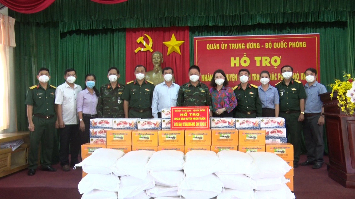 25.10-Bộ quốc phòng tặng quà H Nhơn Trạch.jpg