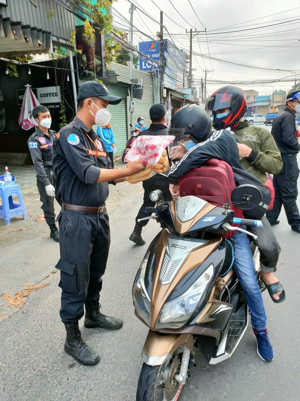 5-26-10-2021-Trao yêu thương giữa đại dịch.jpg?t=1752814360