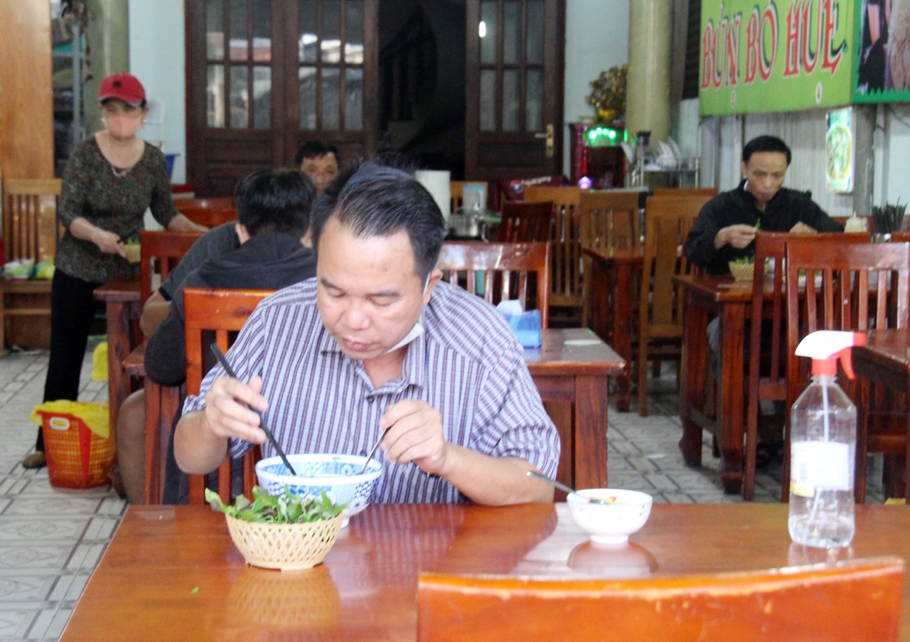 1.11-Dịch vụ ăn uống được mở bán tại chỗ.jpg