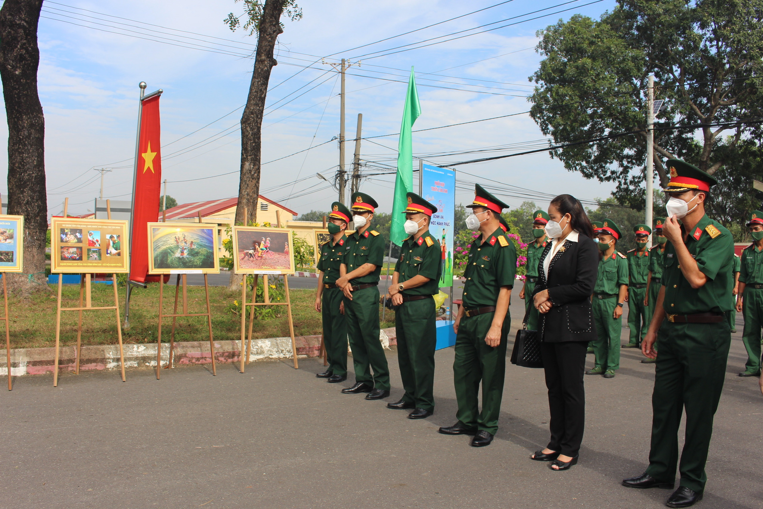 15.11-Triển lãm ảnh Gia đình bình an - xã hội hạnh phúc.jpg