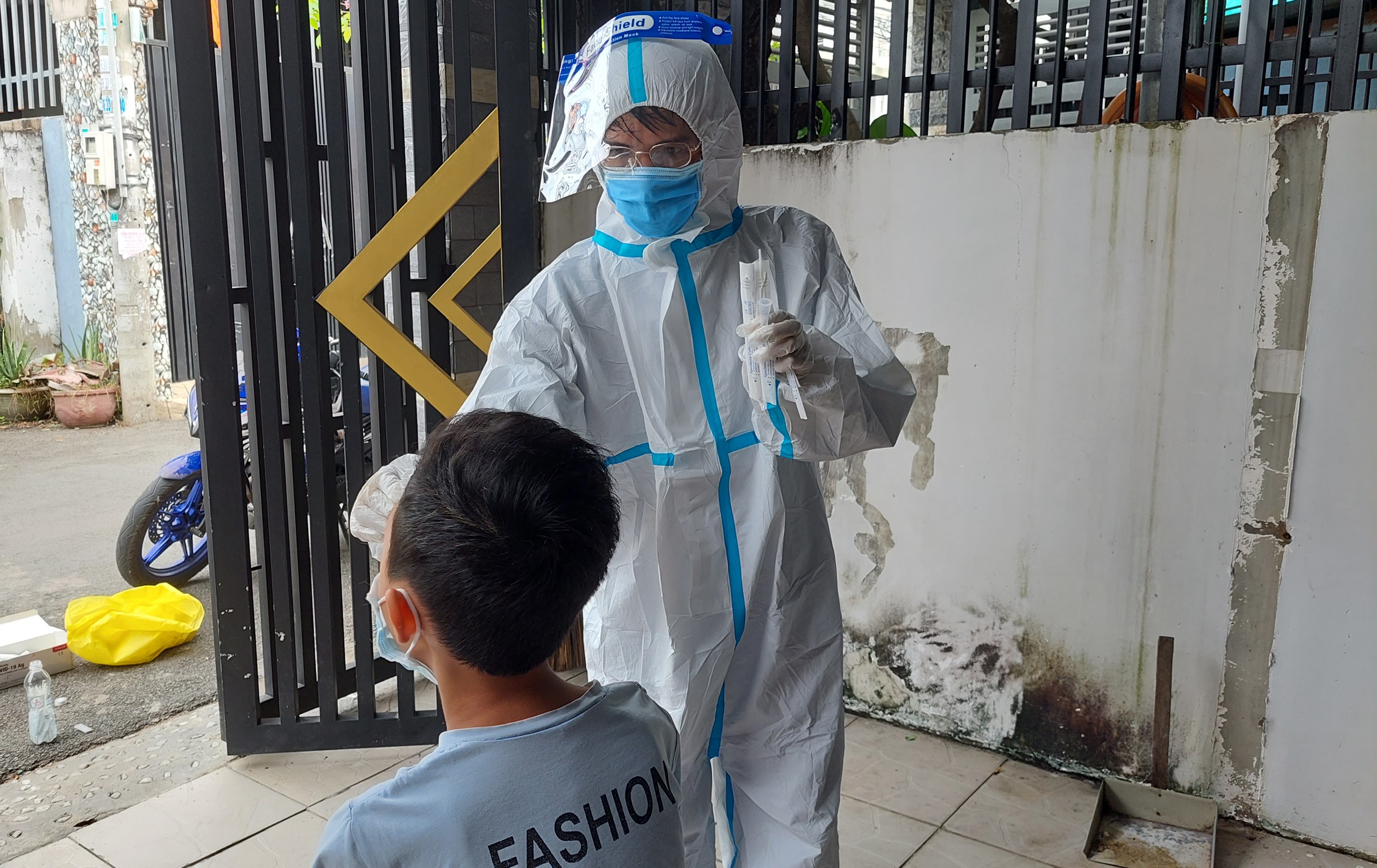 18.11-Test nhanh Covid.jpg