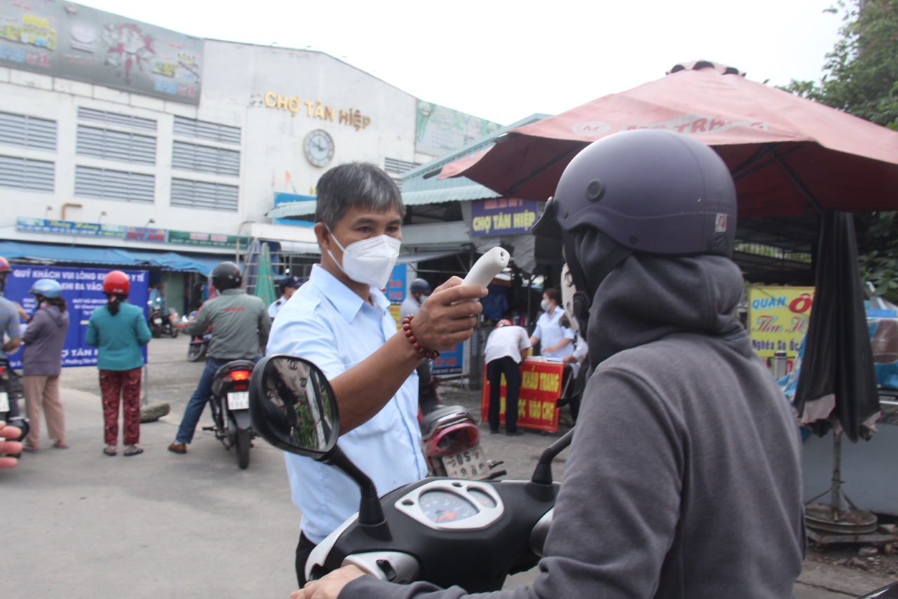 9.12-Đẩy mạnh công tác phòng, chống dịch khi chợ được mở cửa trở lại.jpg