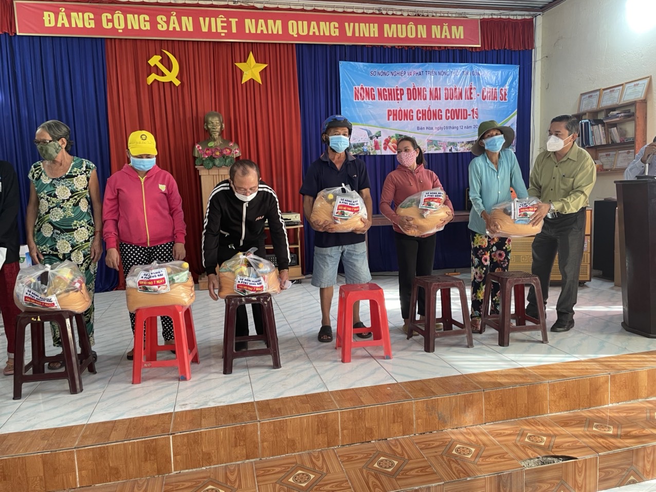 14.12-trao 300 phần quà hỗ trợ các gia đình khó khăn vì Covid-19.jpg