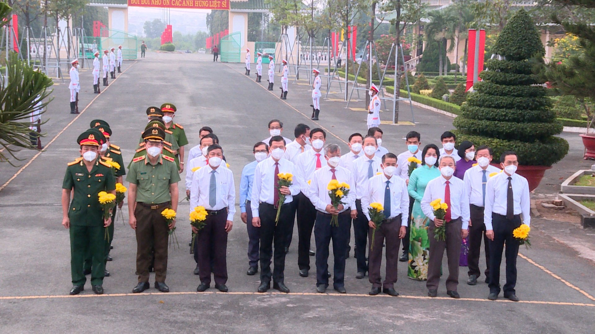 22.12.21-dâng hương viếng liệt sỹ h2.jpg